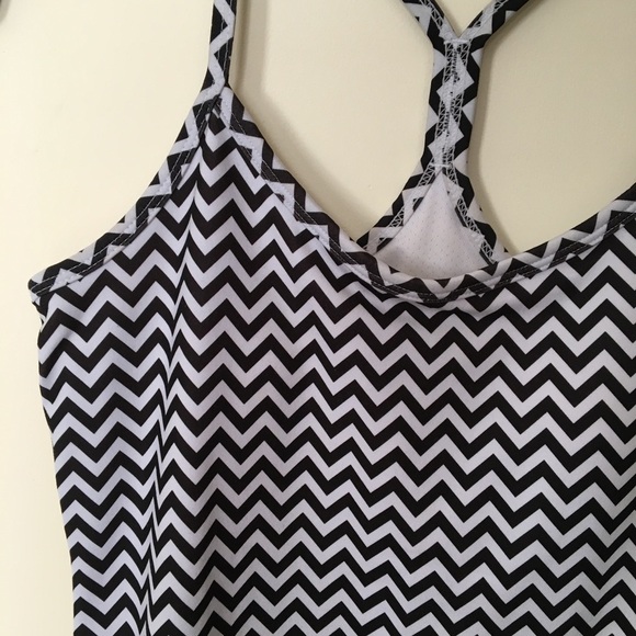 Gap body chevron workout tank size extra small - Picture 3 of 6